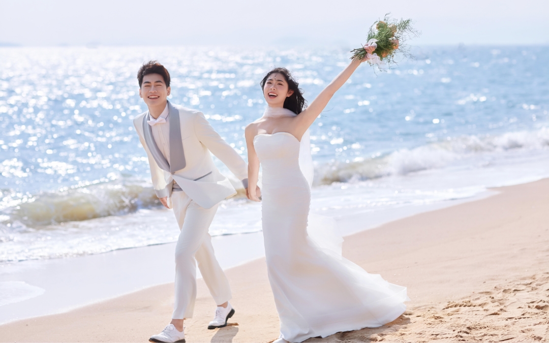 海風輕拂，浪花低語，我們在時間的縫隙里許下永恒。