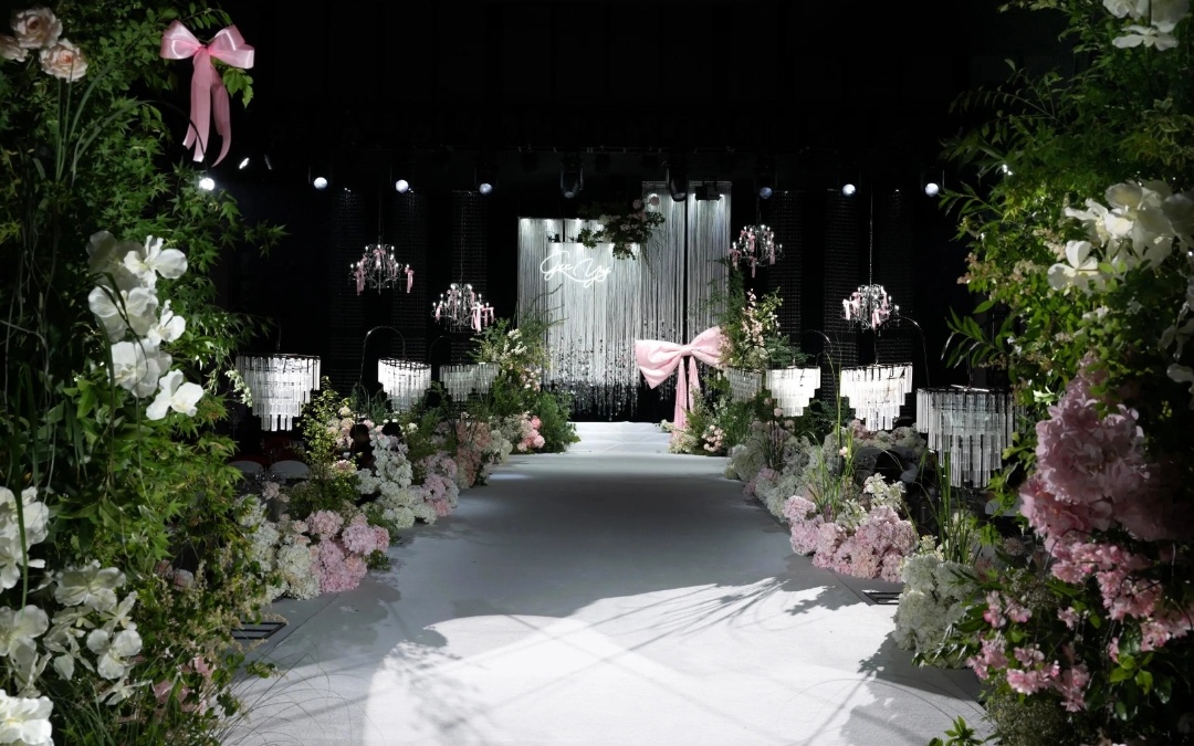 晶莹粉绿，如晨露般清透雅致