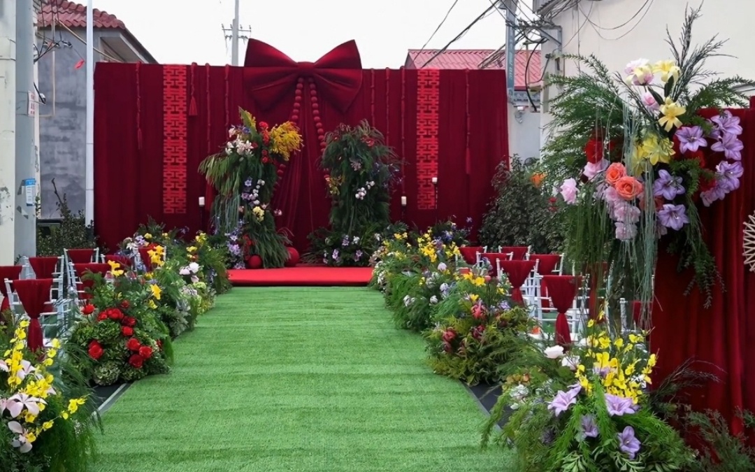 朱红帷幔垂落，沉稳雅致