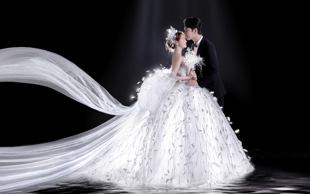 羽毛、星光与你，是我能想到最温柔的婚照画面🌙