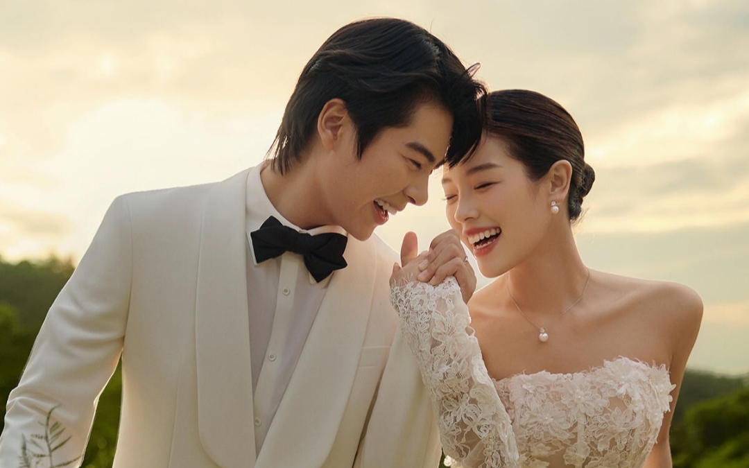 谁能拒绝🍃夕阳下的草坪婚纱照真的好美