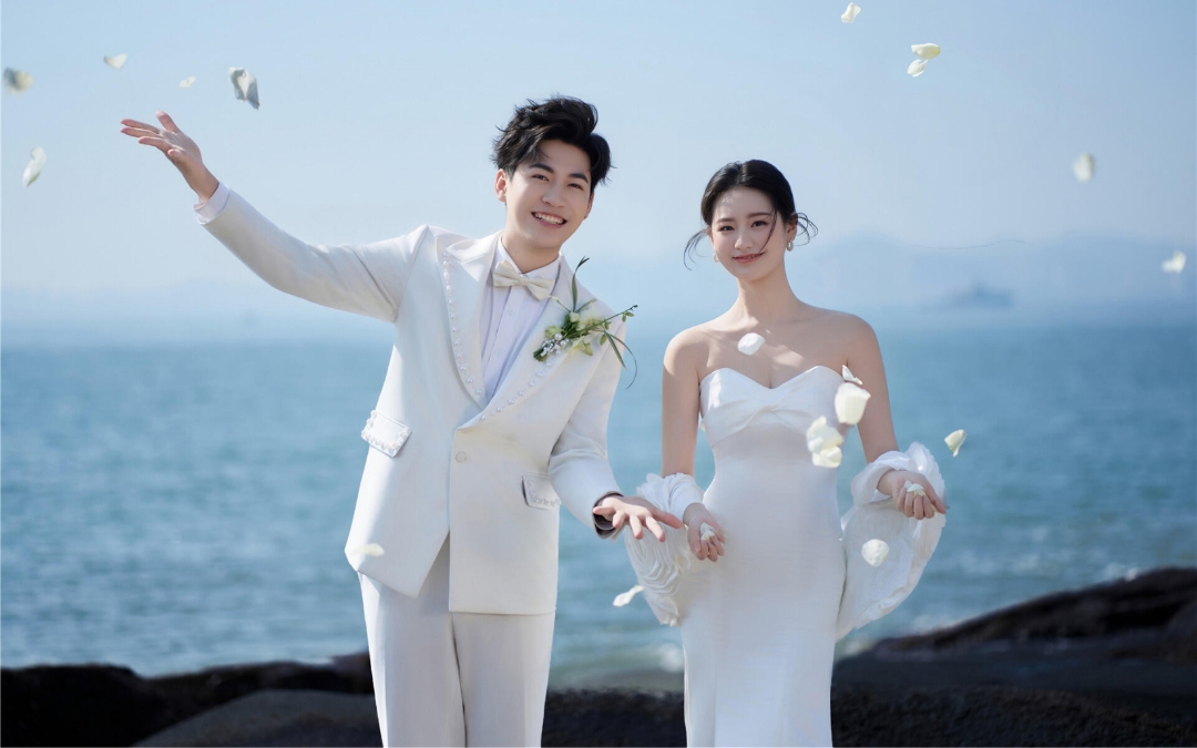 海風(fēng)輕拂礁石，白紗與浪花共舞。