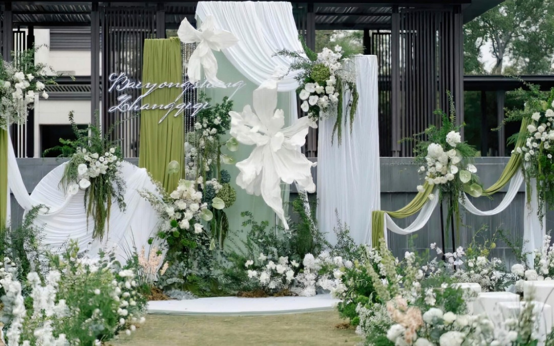 户外庭院白绿色婚礼