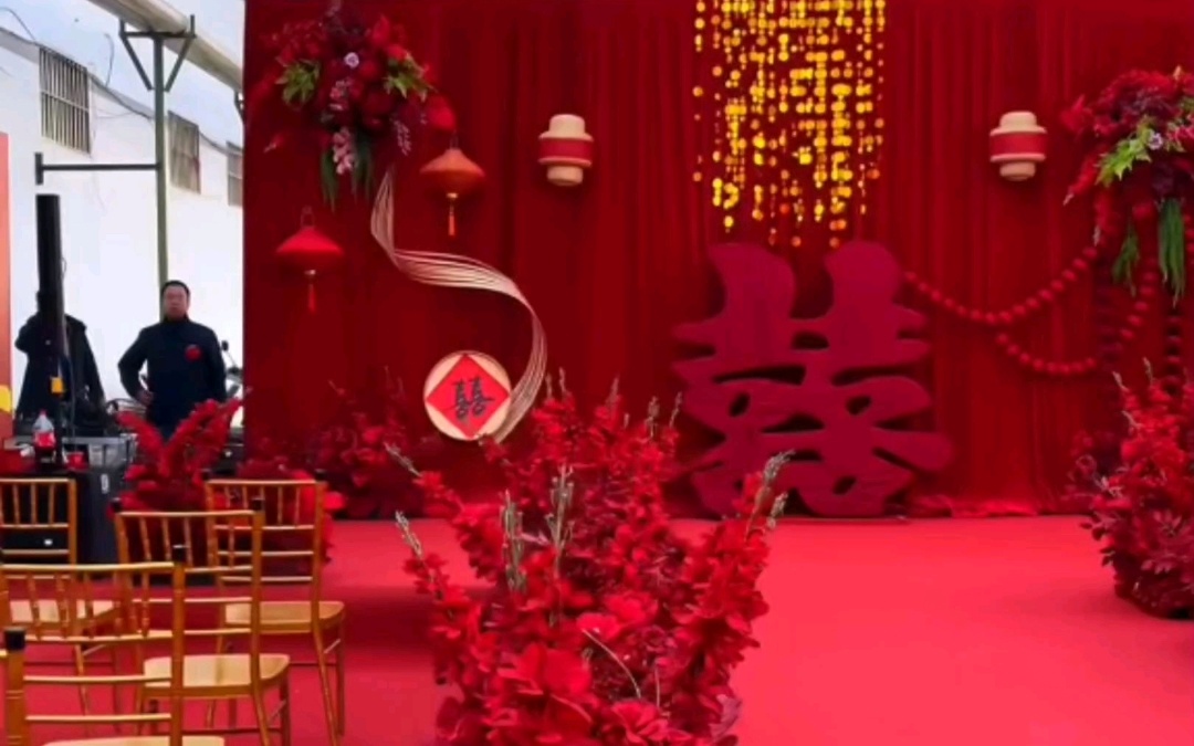 紅調(diào)布幔與花藝交織的婚禮