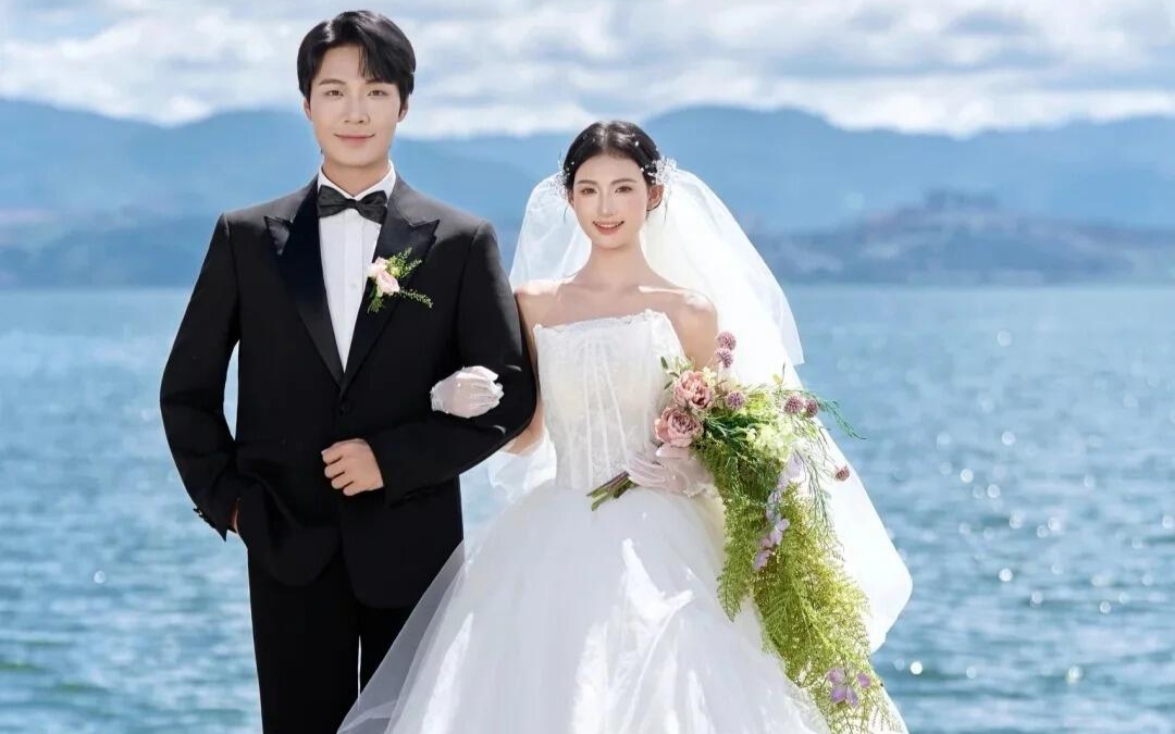 浪漫的湖畔婚纱照，每一帧都像电影画面