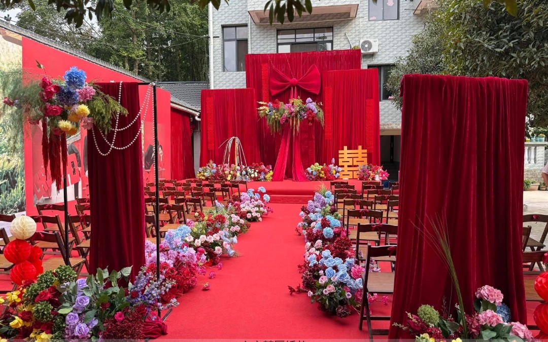 户外庭院红色系蝴蝶结婚礼