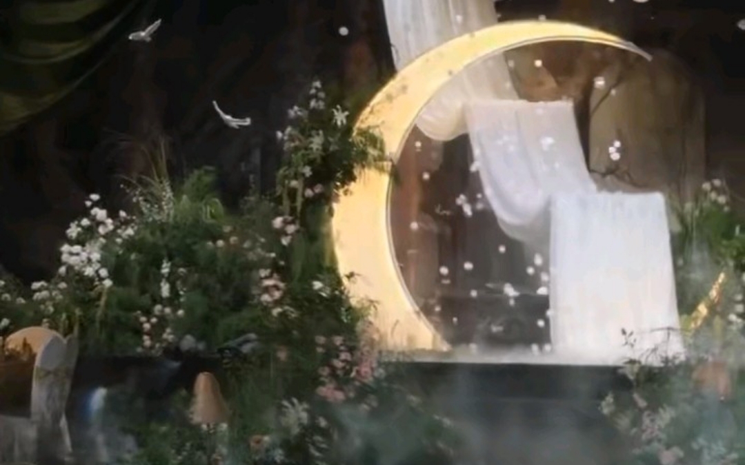 把月亮搬進(jìn)婚禮，仿佛進(jìn)入了夢(mèng)境中