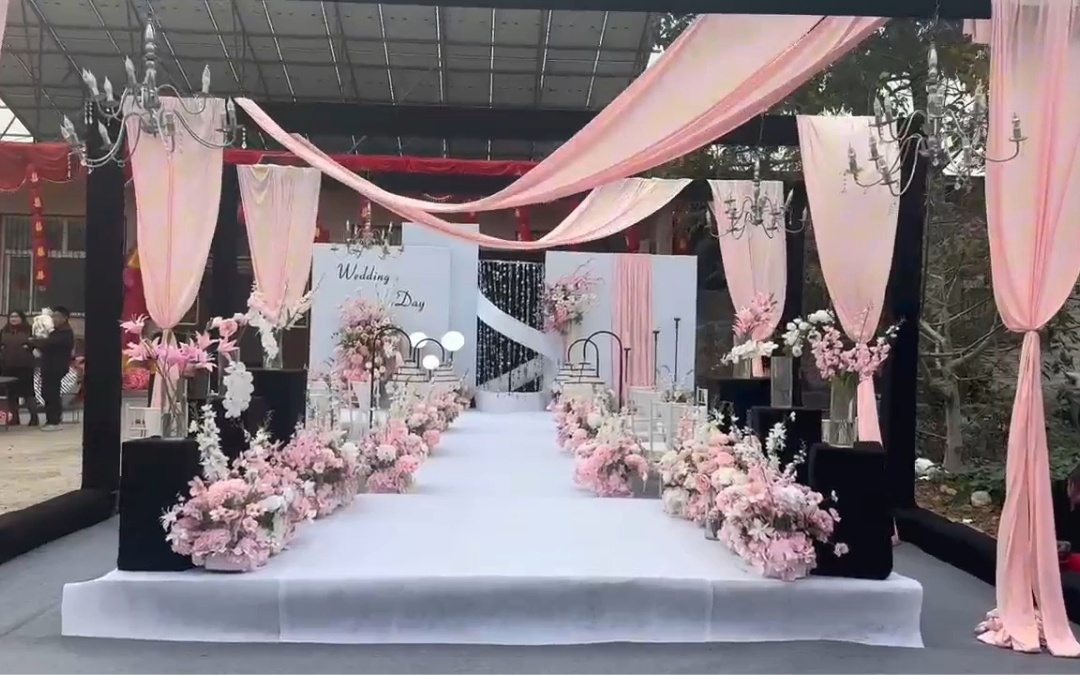 现代风格粉色系婚礼，乡村户外也可以做出高级感。
