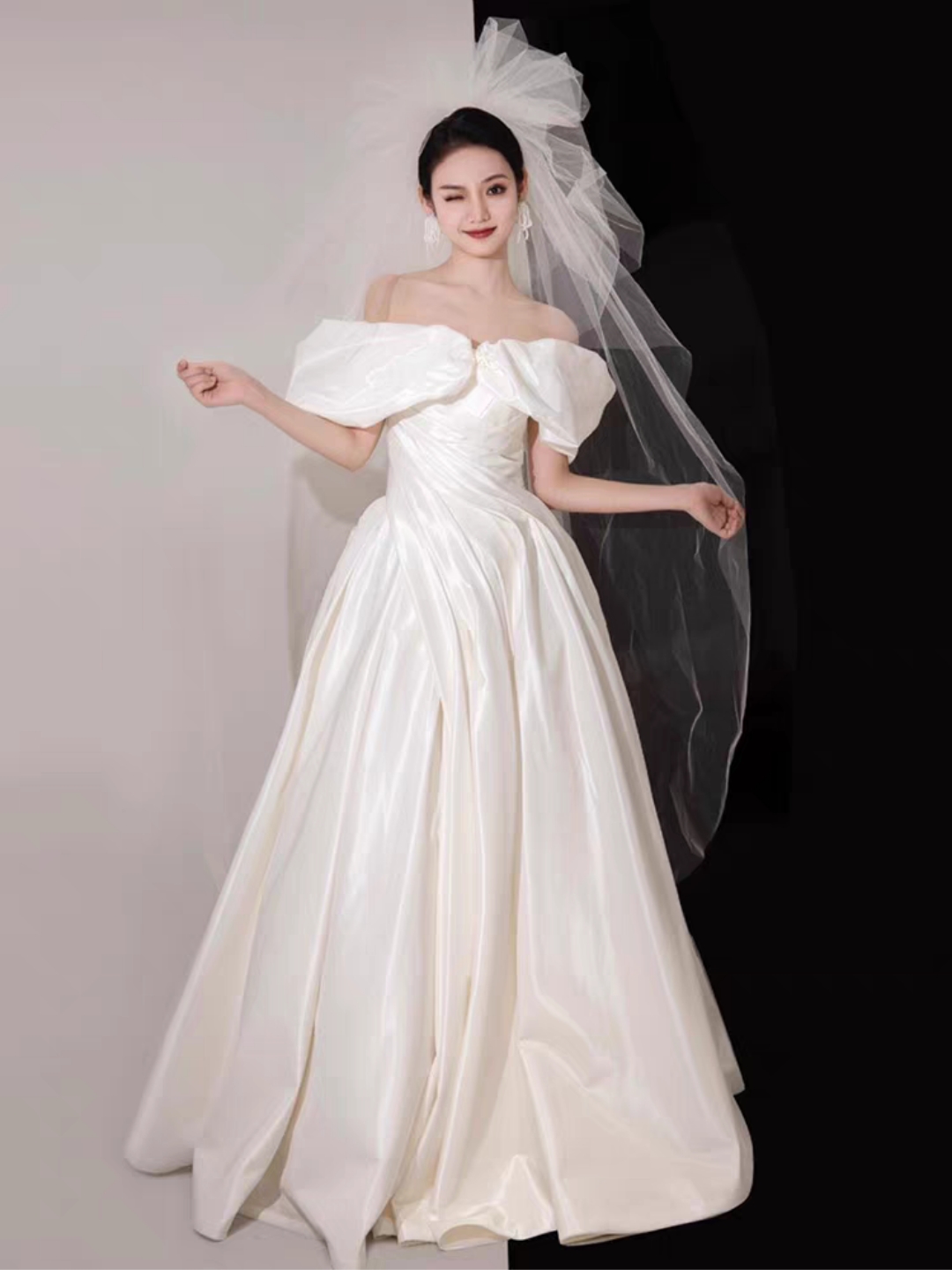 （愛都）一字肩緞面輕紗