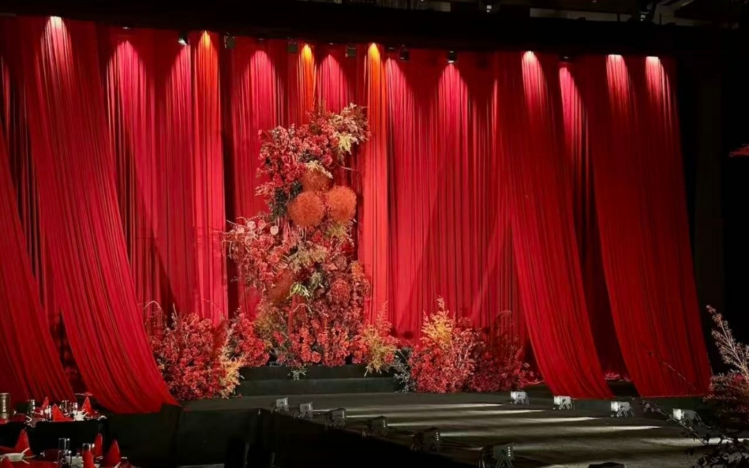 紅絲絨布?；槎Y，浪漫天花板