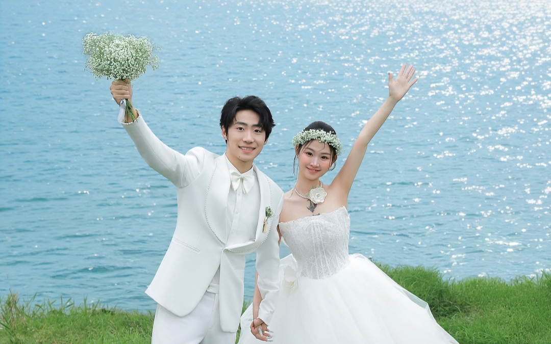 湖边外景草坪婚纱照