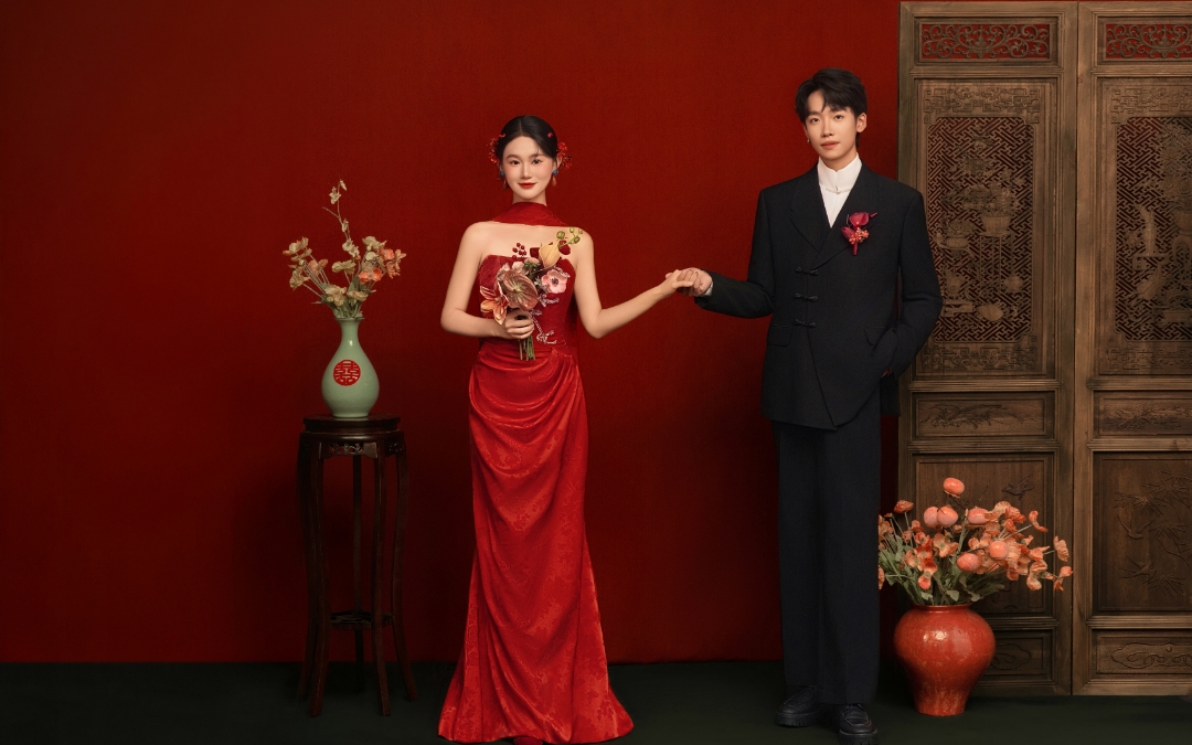 紅墻木紋間，中式婚紗把東方浪漫焊進(jìn)DNA