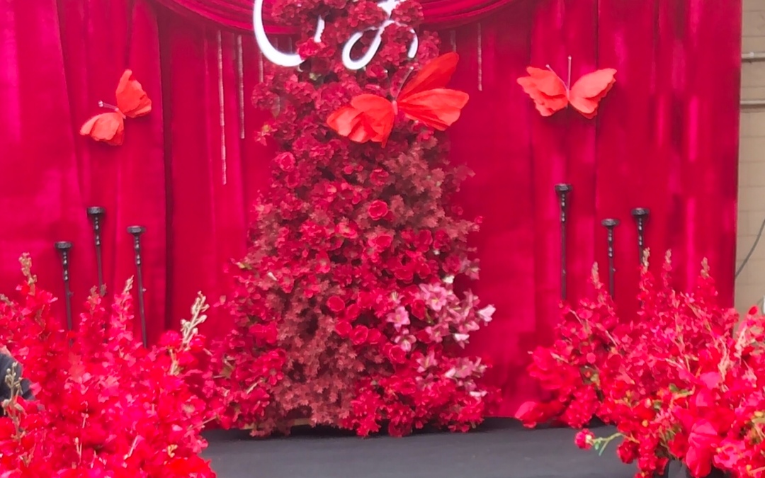 黑红交织，彰显沉稳与热忱的视觉融合