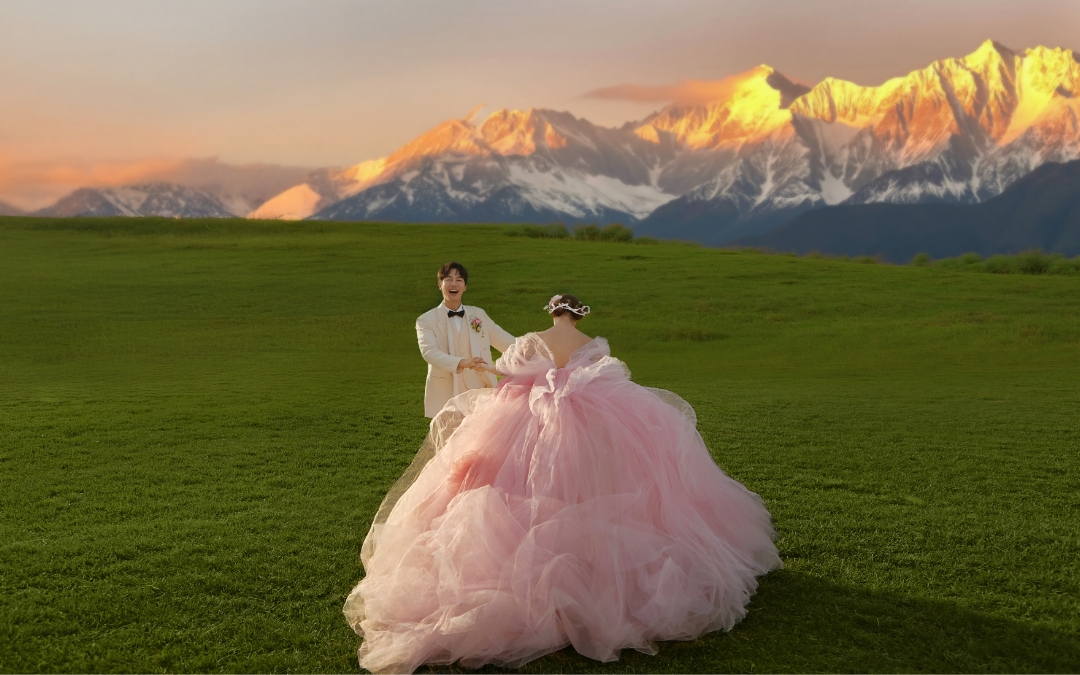 救命！这组粉色草坪婚纱照真的美到我心巴上了😭
