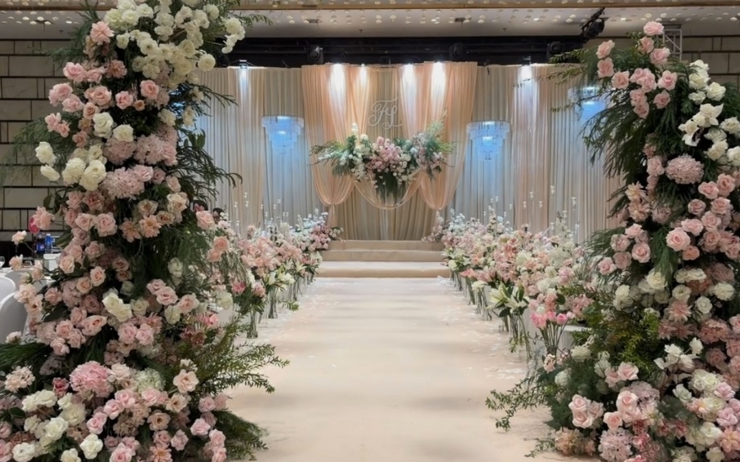 粉色薄纱间，玫瑰悄然盛放