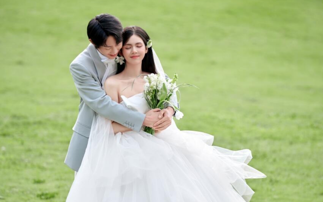 大草坪上的浪漫瞬間，婚紗與綠意交織，幸福在此定格