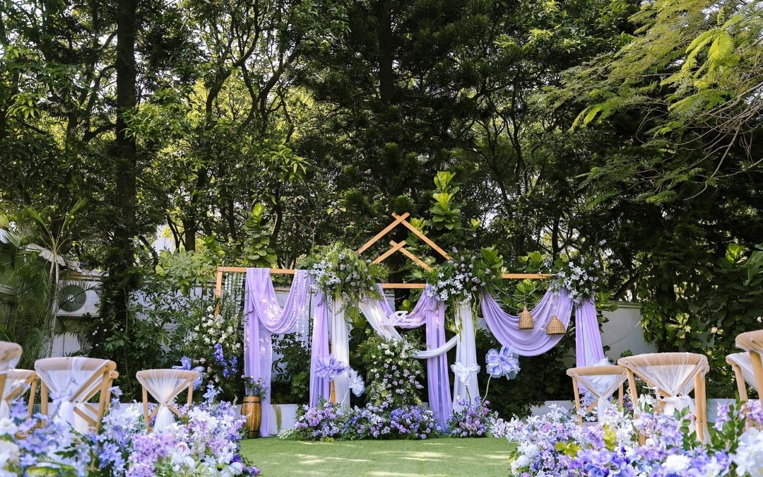 户外草坪紫色布幔婚礼