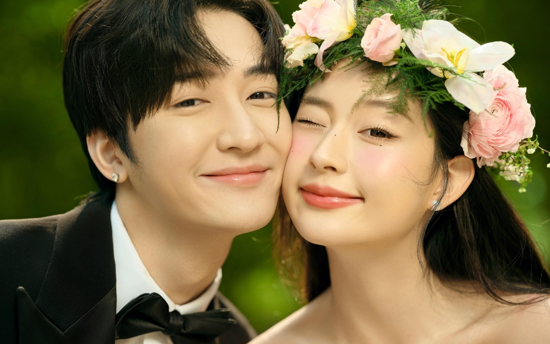 在这片绿意盎然的公园里，一场浪漫悄然绽放。