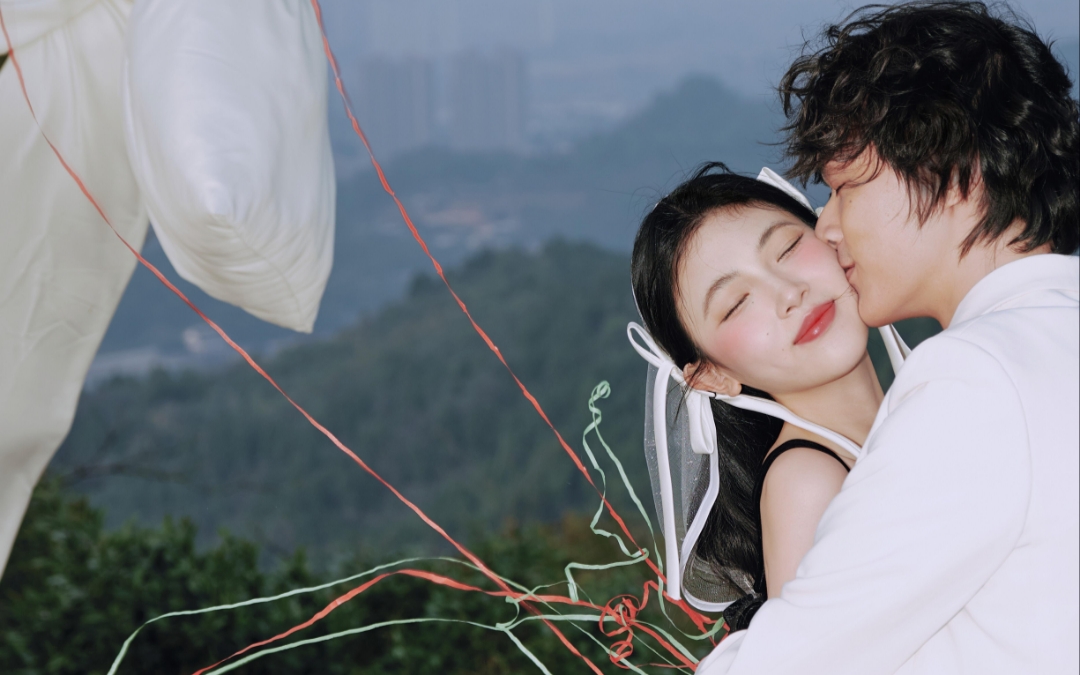 森系风格，草坪婚纱照，湖边