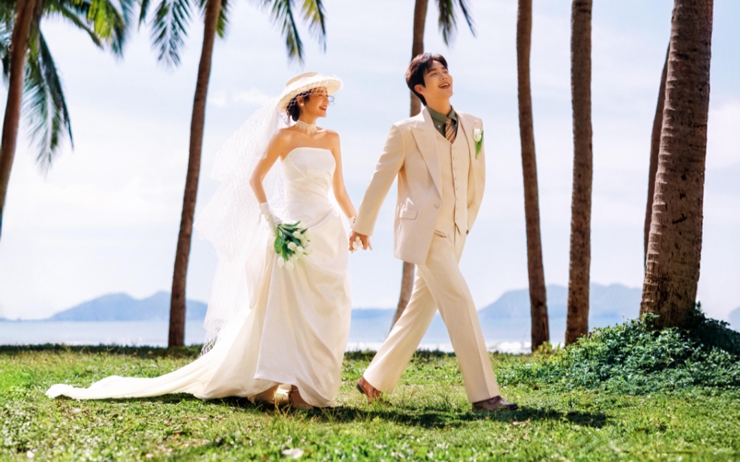 后悔没早点拍😭这套胶片婚纱照好适合三亚.
