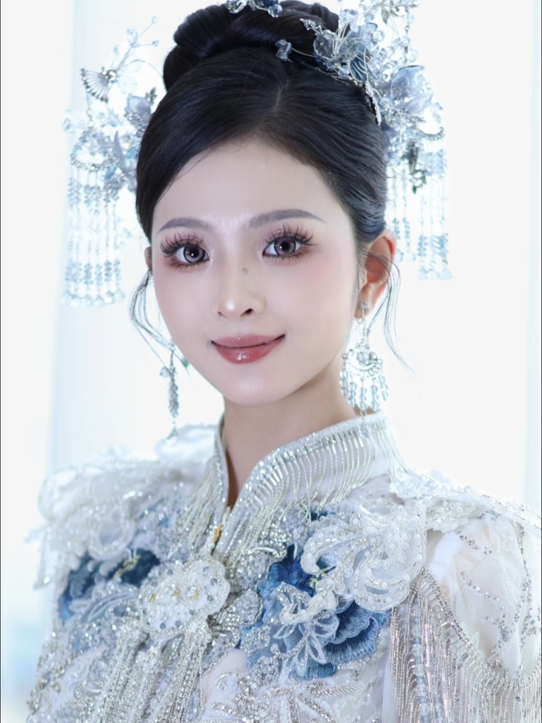 中式出门没输过
氛围感蓝色中式秀禾造型绝了
