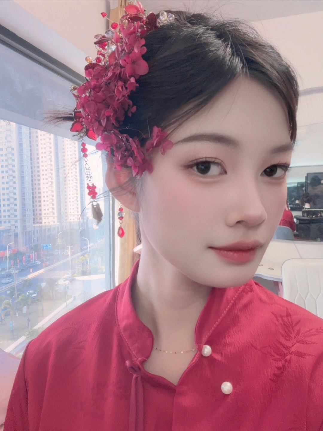 新娘从酒店跑到我店里换敬酒服造型