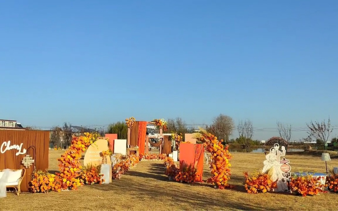 户外草坪秋色系婚礼💒