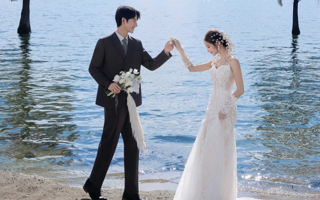 波光粼粼的海景婚纱照