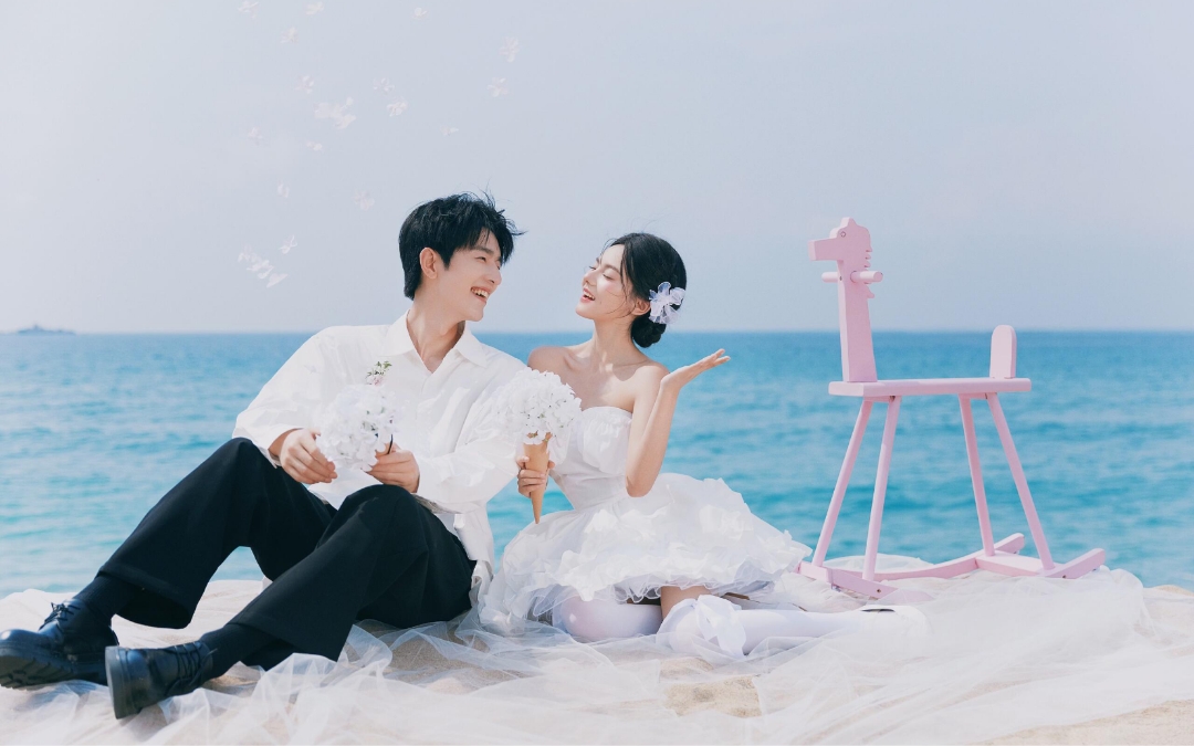 海風(fēng)輕拂，陽光正好，和你一起的時光總是浪漫無比。