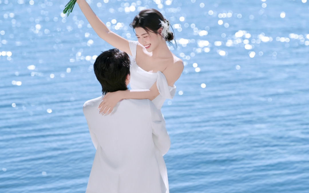 波光粼粼的海景婚紗照