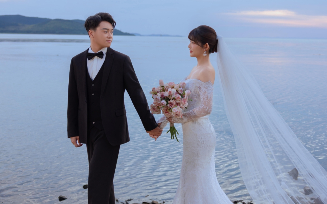夕阳下的海边，婚纱与礼服的浪漫邂逅。