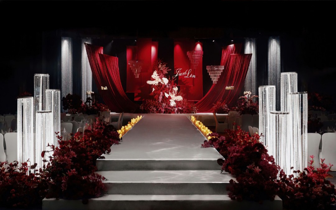 当秀场风遇上红色婚礼，演绎高级感拉满的仪式美学