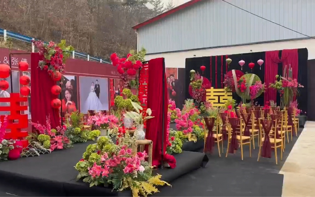 
戶外的風(fēng)捎來(lái)愛(ài)意，紅色的景定格幸福，用心策劃的