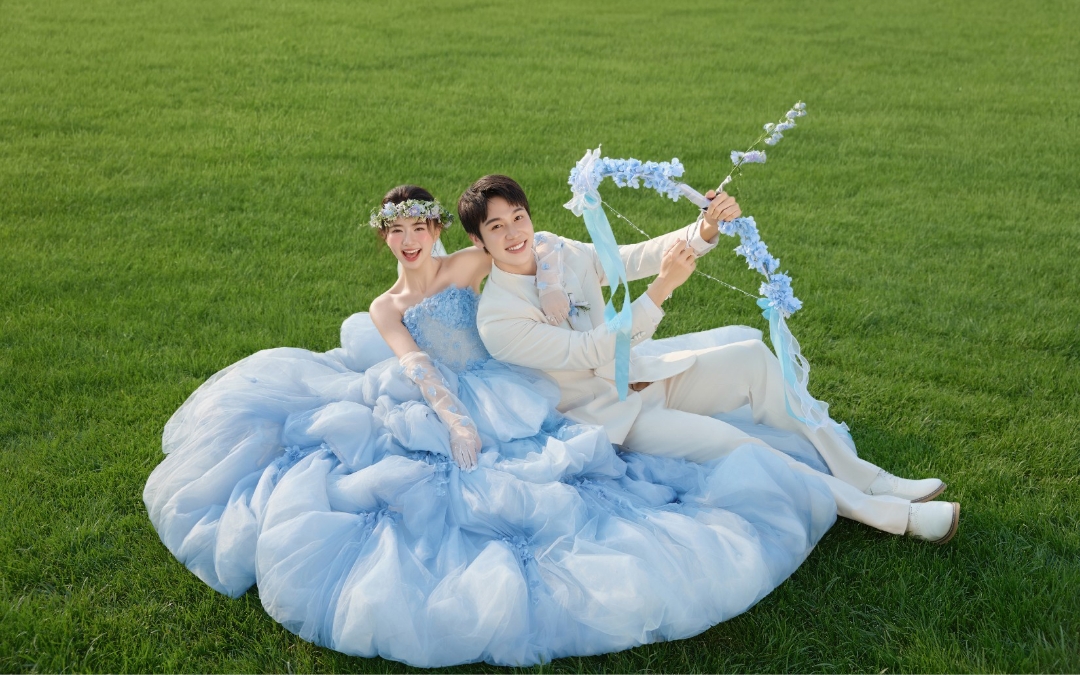 把童話搬進現(xiàn)實！草坪婚紗照太絕了??