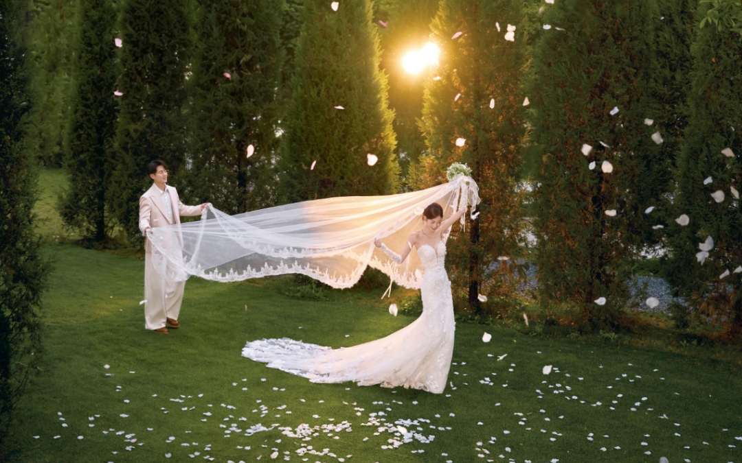 赴一場托斯卡納的浪漫邀約?森系草坪婚紗照
