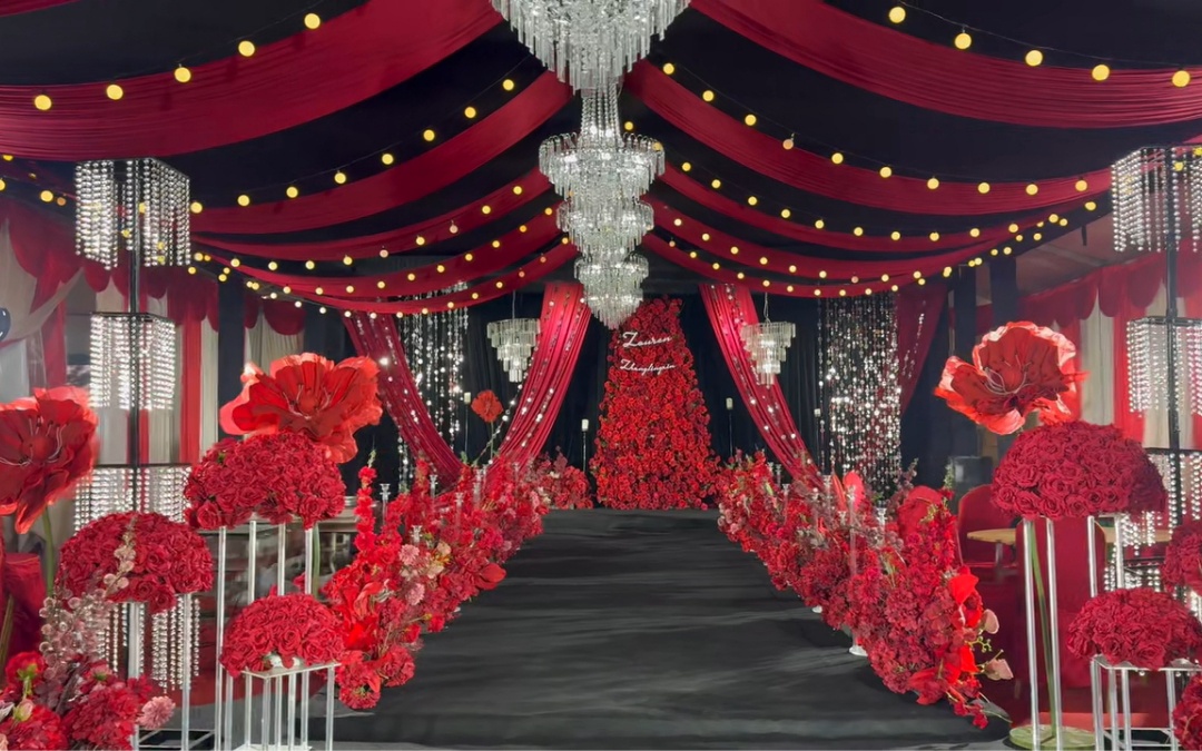 篷房婚礼，不受天气影响。场地大，预算还可以的新人