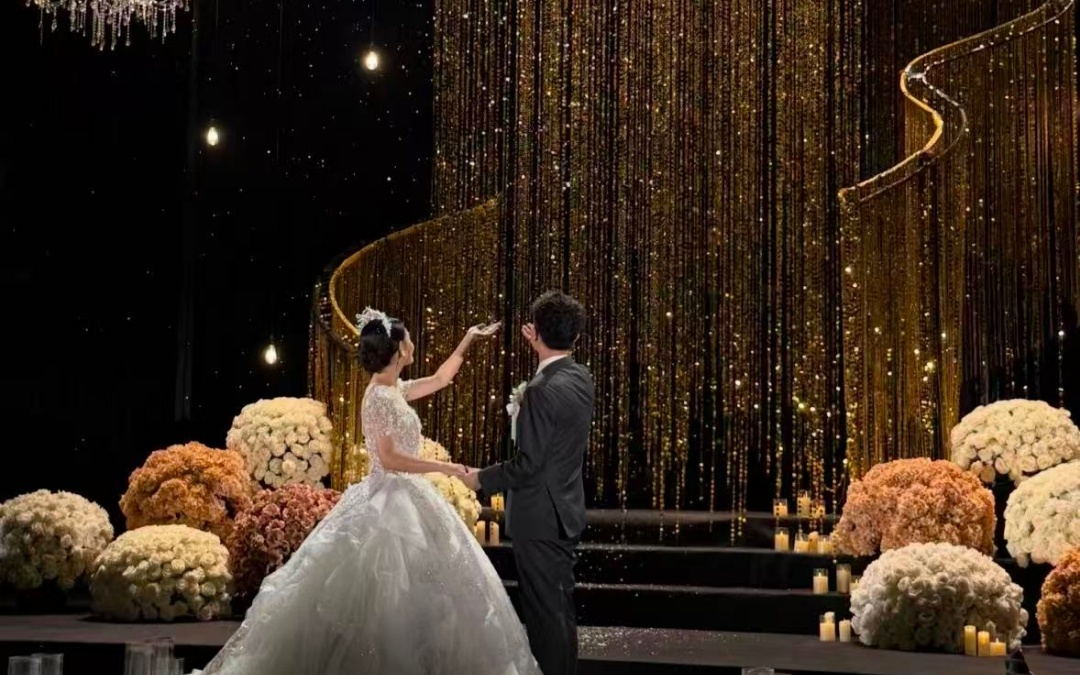 金色河流瀑布包裹的愛意