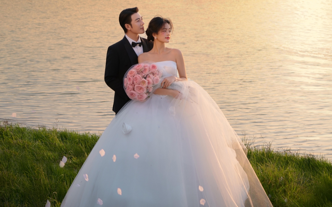 落日余暉灑在湖面，映照出浪漫的金色光影。