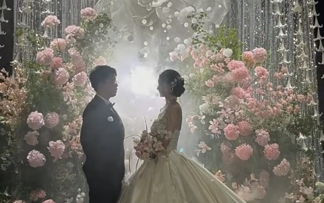 白色大纱花与水幕相映，粉玫瑰装点温馨婚礼