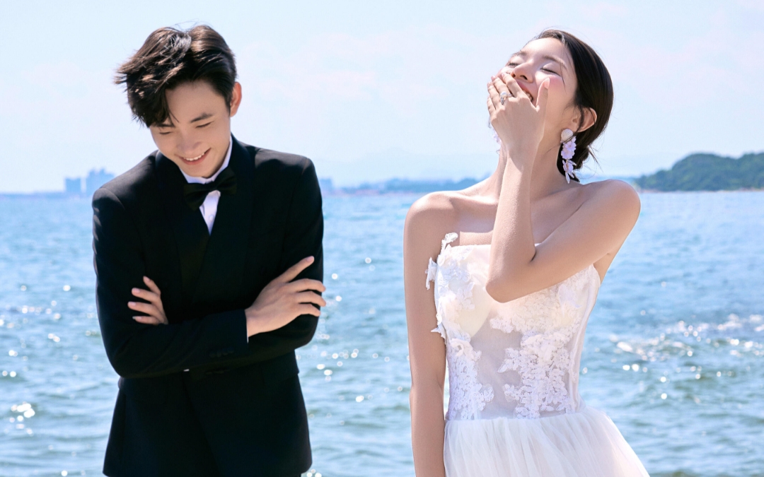 海风轻拂，阳光洒落，  
在海边定格这一刻的浪漫