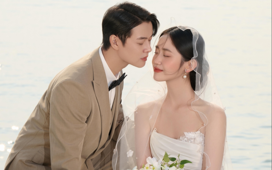 把浪漫交给大海，把余生交给彼此。
