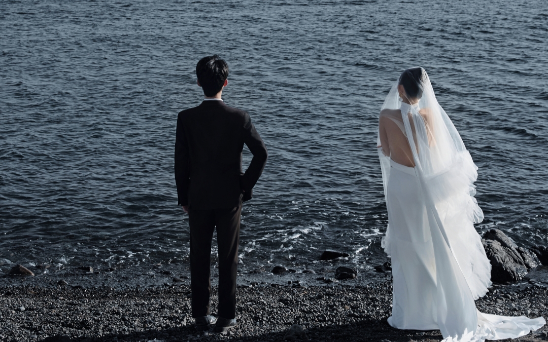 没看错这是在青岛🌋冰岛风黑沙滩婚纱照
🌊冰岛