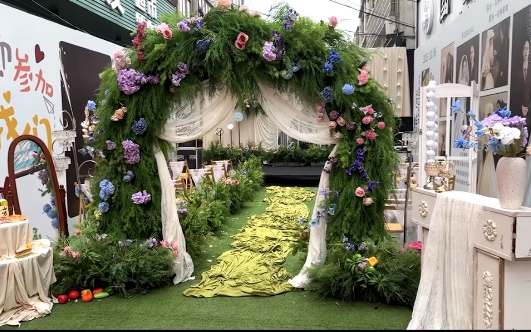 森系婚礼现场：布幔柔垂、鲜花簇拥、照片墙温情满溢