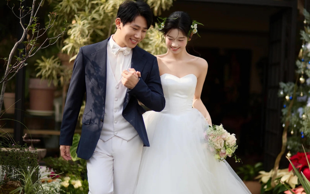 幸福就是与你携手，走过每一个春夏秋冬。