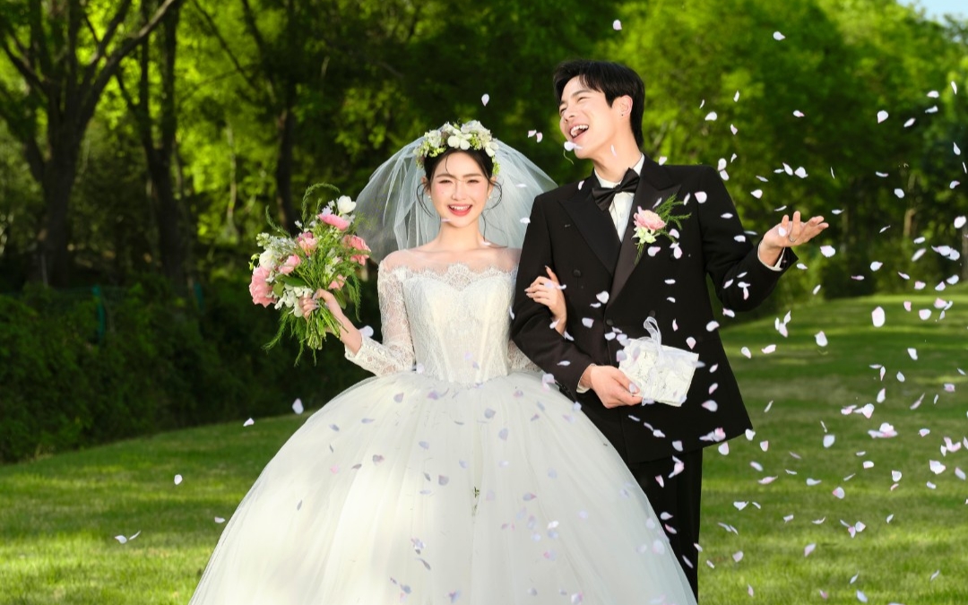 氧氣感十足的森系草坪婚紗照