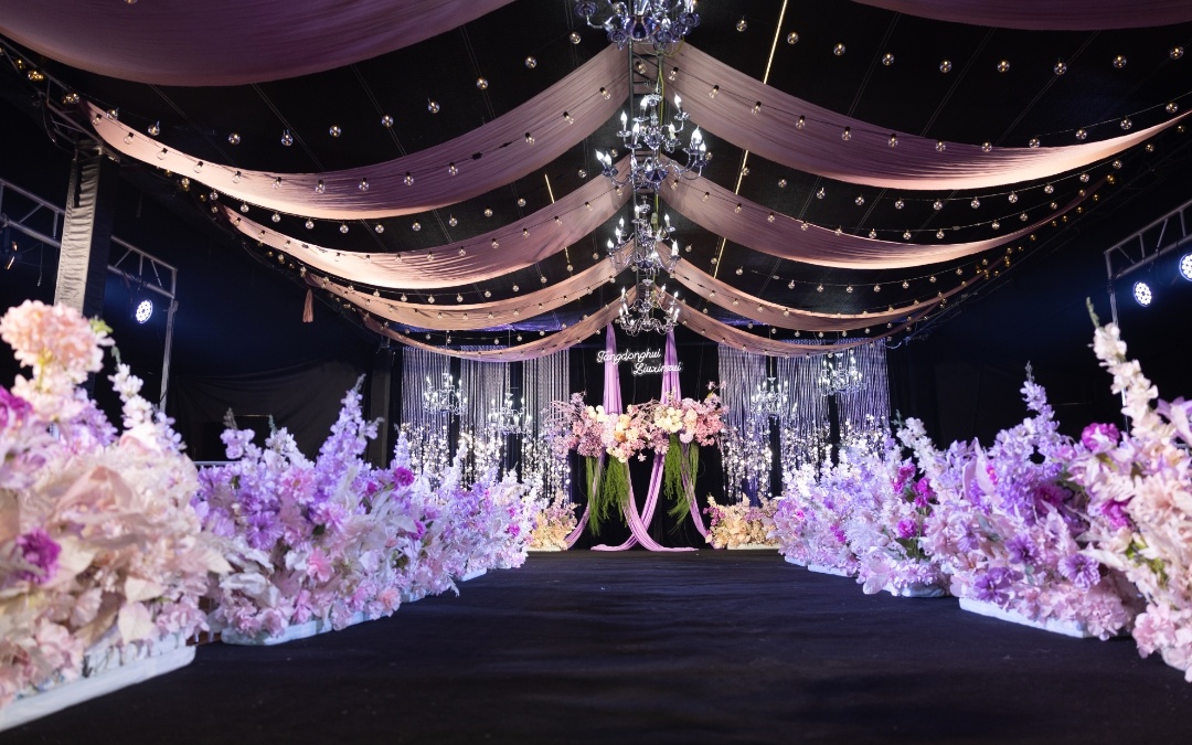 這是一場(chǎng)法式輕奢+夢(mèng)幻森系風(fēng)格的婚禮現(xiàn)場(chǎng)，以溫柔