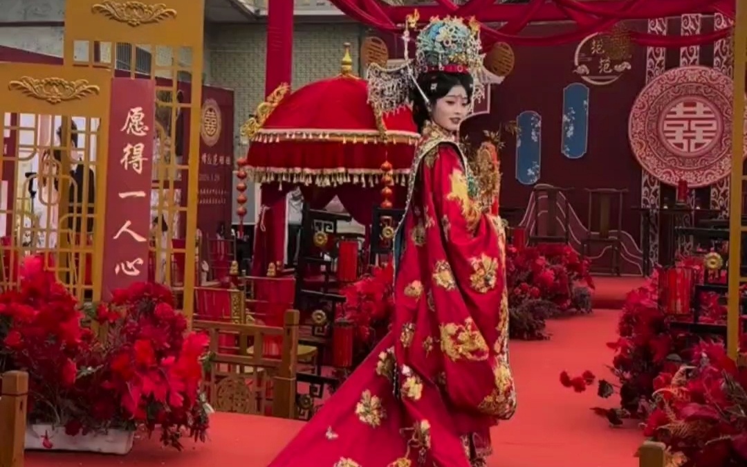 鳳冠霞帔映笑顏，攜手共赴良緣
