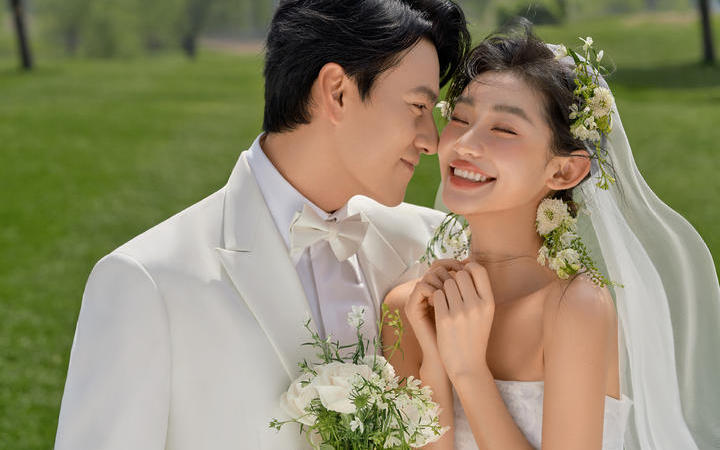 春夏拍的草坪婚紗照