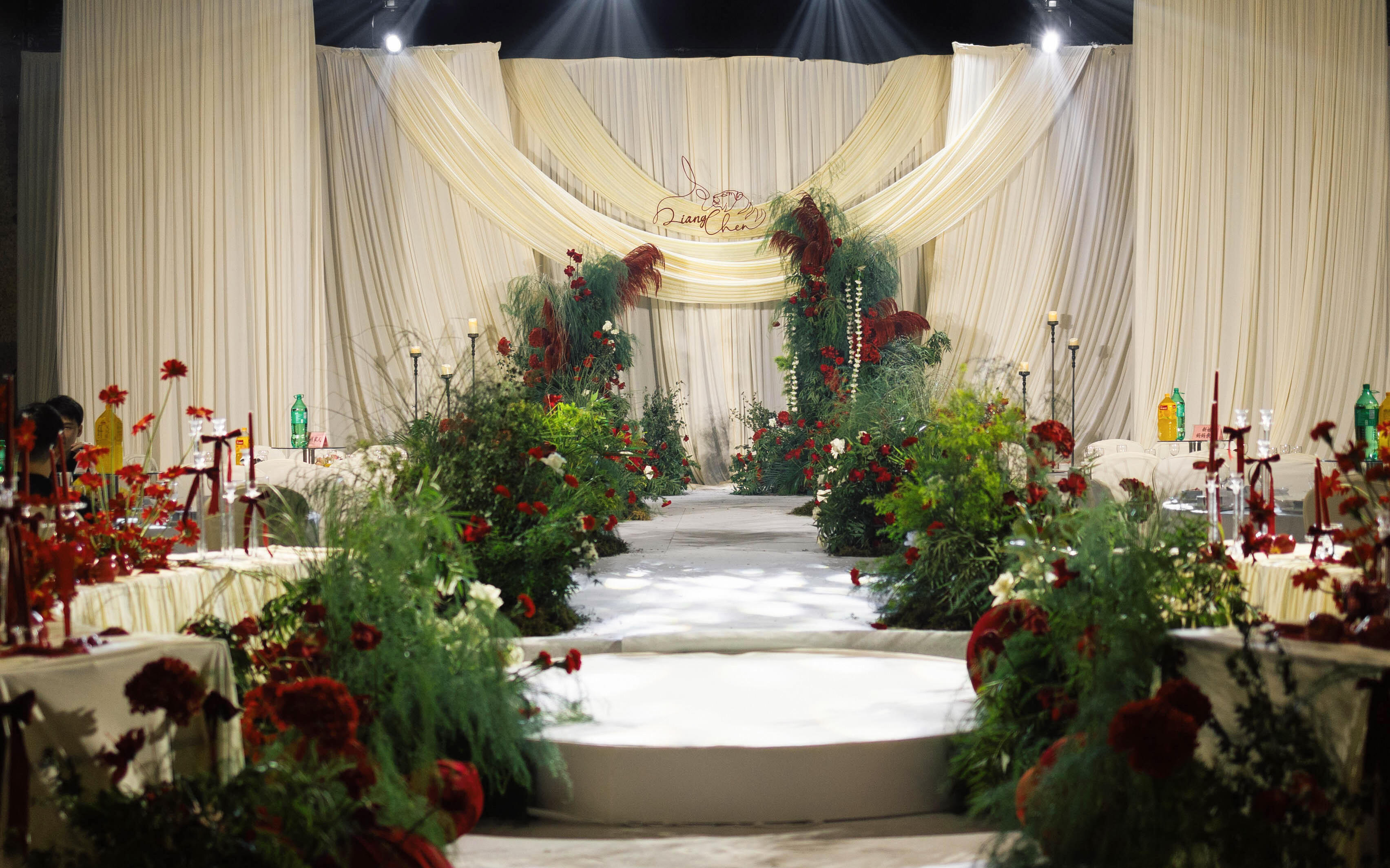 小预算布幔婚礼 撞色红绿色花艺搭配 