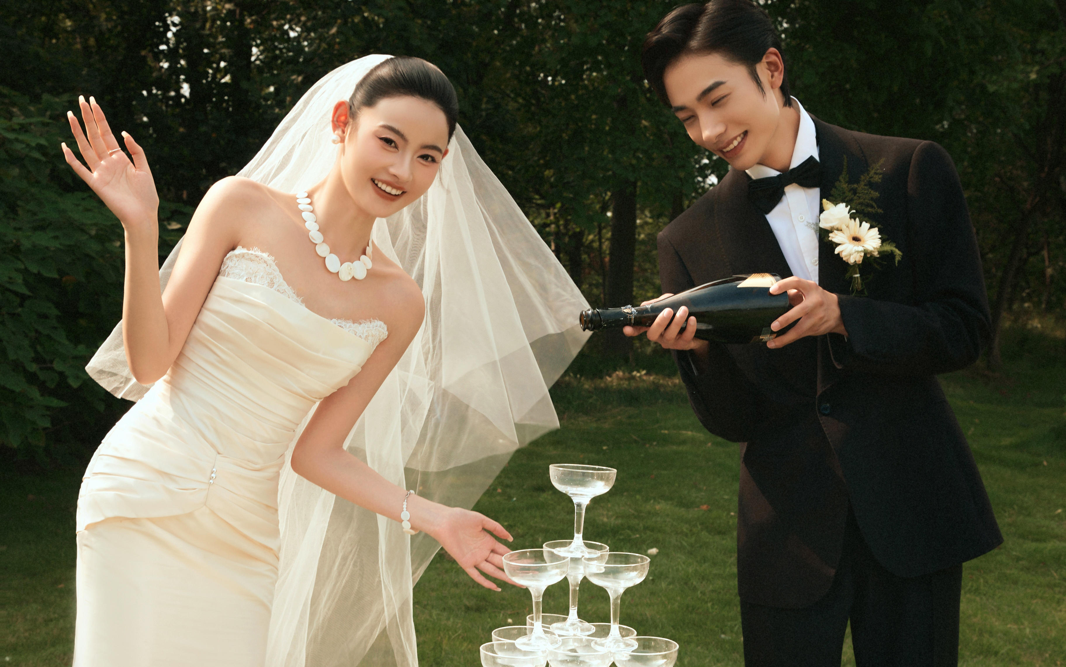 【草坪婚纱照】绿坪作旷野，纱裙当风曳，爱意最炽热